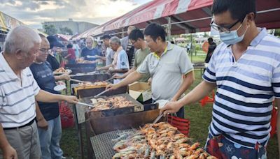 潮州「中秋神蝦大會烤」 3000鄉親火拚爽吃1500斤泰國蝦