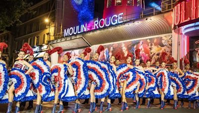 El Moulin Rouge saca el cancán a la calle para celebrar sus nuevas aspas