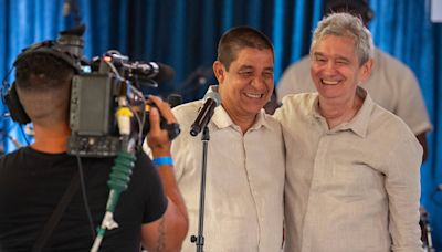 Altas Horas sai do estúdio após 11 anos para aniversário de Serginho Groisman com Zeca Pagodinho