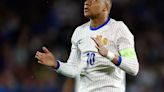 Kylian Mbappé vestido de Diego Maradona: lengua filosa, no calla nada