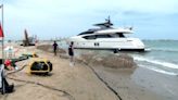 Un lujoso yate, varado a escasos metros de la orilla de la playa de Pineda (Valencia): "No lo sacan"