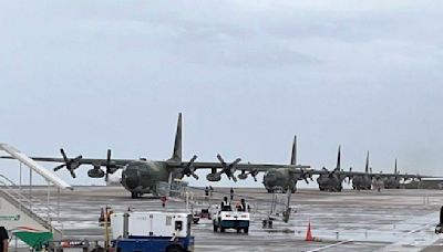 史上最大疏運！C-130馬公機場「大象走路」 冒雨搶運畫面曝光 - 社會