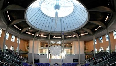 Bundestag befasst sich mit AfD-Spionageaffäre und Veteranentag