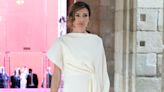 La exquisita elegancia de Nieves Álvarez con vestido-capa asimétrico ‘made in Spain’ y calzado de rafia