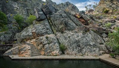 La increíble playa fluvial con una cascada en la frontera de España y Portugal