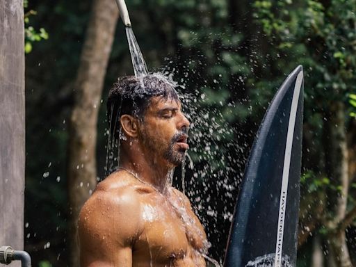 Na Indonésia, Cauã Reymond exibe tanquinho em banho de ducha ao ar livre