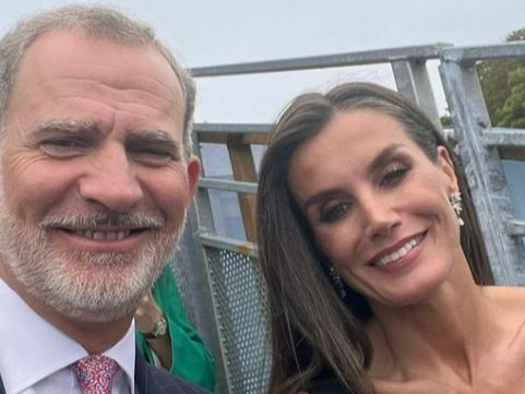 El selfie de los reyes Felipe y Letizia en la ceremonia de los Juegos Olímpicos de París 2024