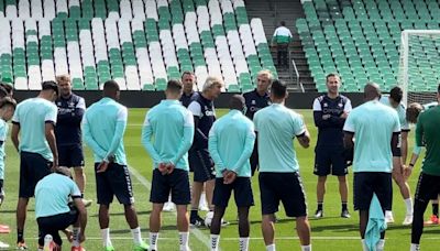 La especial charla de Pellegrini antes del derbi con el himno del Betis de fondo