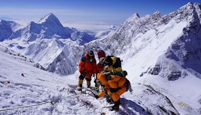 La "zona de la muerte" del Himalaya donde buscan a decenas de montañistas fallecidos a más de 8.000 metros