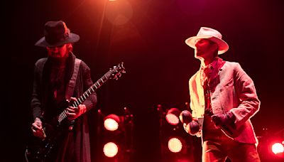 ...Blow-Up: Perry Farrell Punched Dave Navarro in the Face Backstage After Concert Scuffle, Says Band’s Guitar Tech