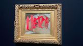 Um jacto de tinta vermelha “taggou” A Origem do Mundo de Gustave Courbet