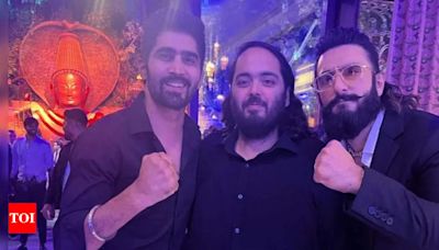 New dad Ranveer Singh radiates happiness as he poses with Vijender Singh and Anant Ambani at an event | Hindi Movie News - Times of India