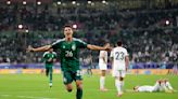 Arabia Saudita vence 2-0 a Kirguistán en inferioridad numérica, y avanza en la Copa Asiática