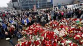 Los rusos arrían las banderas en señal de luto; sospechosos de matanza reciben cargos