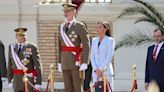 La reina Letizia sorprende con un traje celeste de dos piezas en la tercera jura de bandera del rey Felipe en Zaragoza