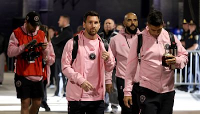 Lionel Messi y algunos compañeros se presentan para el juego entre Heat y Celtics