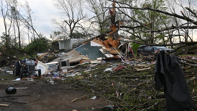 Tornado damages FedEx facility, mobile home park in West Michigan