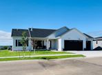 218 Crababpple Dr, Williston ND 58801