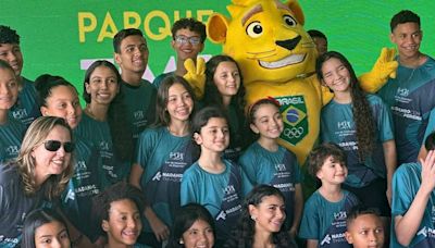 Thiago Pereira leva crianças de seu projeto social para vivência olímpica em São Paulo (SP)