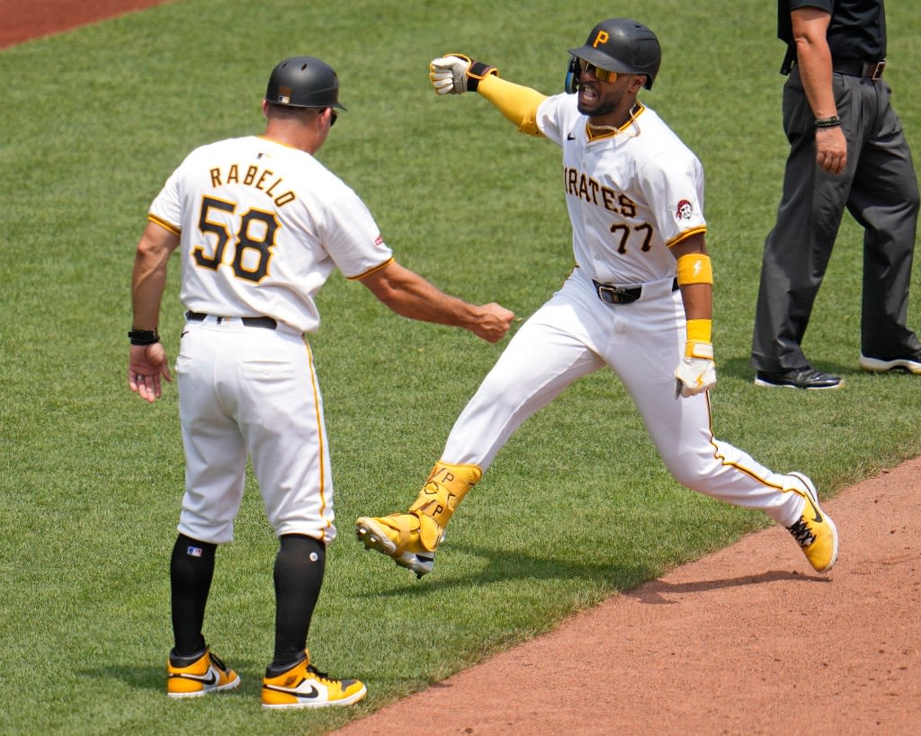 Mets split series with Pirates after bullpen combusts in 8-2 loss in Pittsburgh