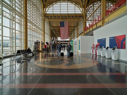 U.S. Senate in FAA bill adds flights at Washington National, bucking local opponents