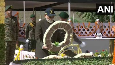 Kargil Vijay Diwas: PM Narendra Modi pays tribute to Kargil War heroes