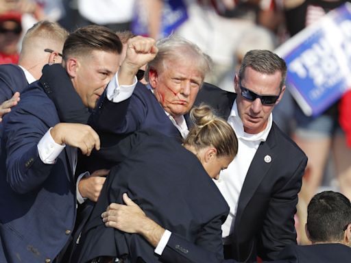 Trump con el puño en alto tras recibir un disparo, una imagen para la historia