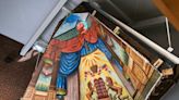 Rehabilitan y mudan mural de sinagoga oculto durante años