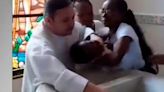 VÍDEO: Padre dá puxão em bebê durante batizado e família presta queixa