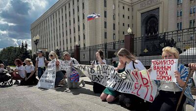 俄羅斯軍眷在國防部外下跪！要求讓丈夫、兒子從烏克蘭戰場回來 - 自由軍武頻道