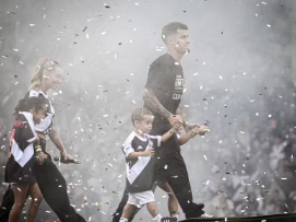 Com a família, Philippe Coutinho se emociona no retorno a São Januário: 'Festa maravilhosa'