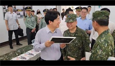 賴清德視察成功嶺 軍方送上40年前大專新訓成績單