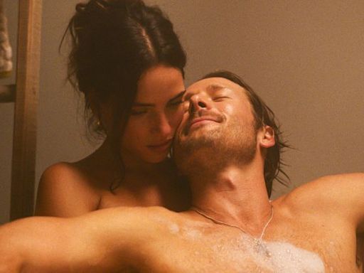 “Hit Man” stars Glen Powell and Adria Arjona filmed every sex scene with rashes all over their bodies