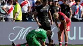 Bandeirinha passa mal, desmaia em campo e é substituído durante jogo da Copa América; veja vídeo