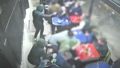 Violento robo en un restaurante de Parque Chacabuco: en menos de 10 minutos, ocho ladrones armados desvalijaron a 60 comensales