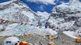 Nepal recupera cuatro cadáveres durante una campaña para limpiar el Everest