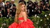 MET Gala: Shakira, Lewis Hamilton, Jennifer Lopez y más cautivan con look fashion - Un año más en Museo Metropolitano de Nuva York...