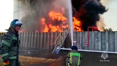 Ucrania dice haber provocado con drones un gran incendio en una instalación petrolera rusa