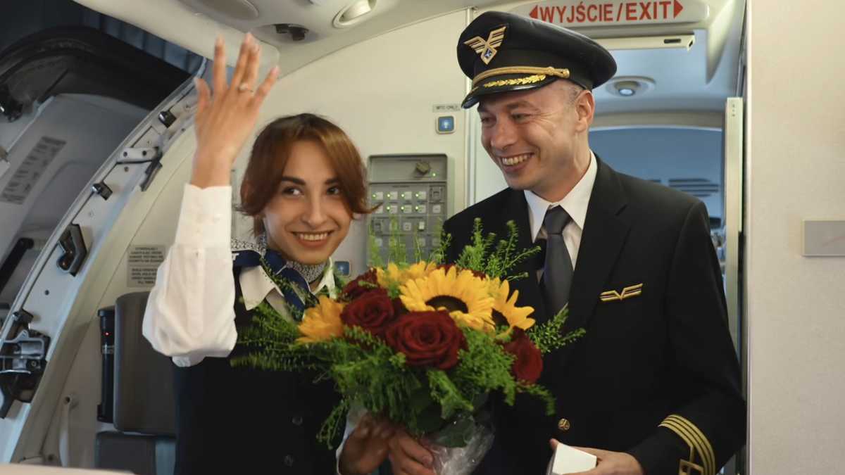 WATCH: Pilot proposes to flight attendant girlfriend in front of passengers