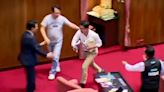 Un diputado del Parlamento de Taiwán roba un proyecto de ley, sale huyendo y se desata el caos - ELMUNDOTV