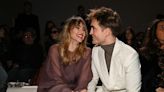 Robert Pattinson y Suki Waterhouse debutan como pareja en público tras cuatro años de relación