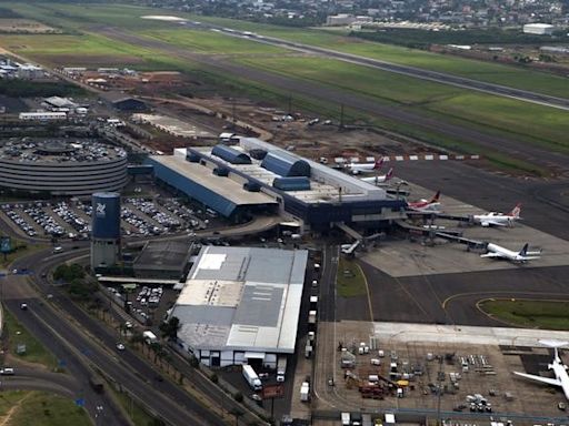 Concessionária do Salgado Filho "torce" para que aeroporto de Porto Alegre possa ser reaberto no fim do ano Por Reuters