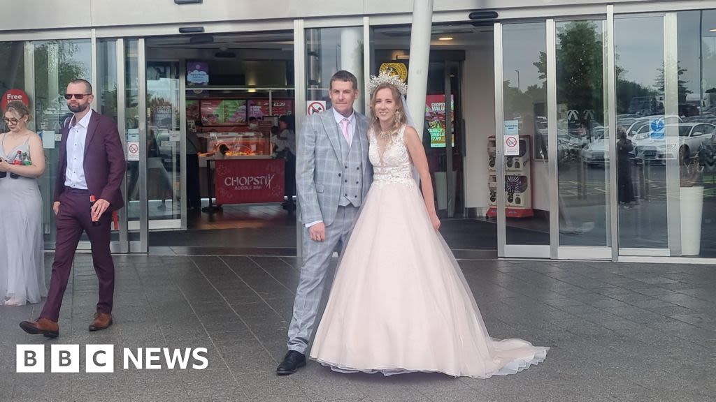 Cobham Services: Couple hold wedding reception at M25 service station