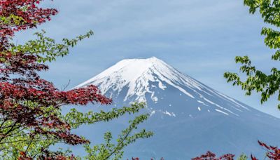 日本官方架黑布幕禁拍富士山 陸客不擇手段直接挖洞硬要拍