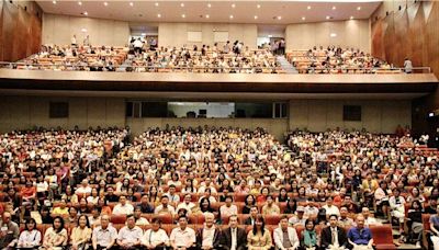 高雄社教館27年館長退休 最後上班日蔣勳現身演講 - 生活