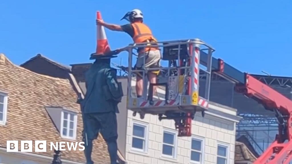 Traffic cone removed from St Ives' Oliver Cromwell statue