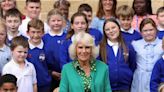 Queen presents children with books during primary school visit