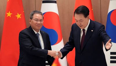 China, South Korea leaders meet before trilateral talks with Japan