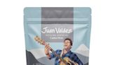 Juan Valdez rinde homenaje a 30 años de carrera musical de Carlos Vives y el orgullo de ser 100% colombianos