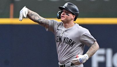 Yankees hit four home runs in wire-to-wire win over Brewers, 15-3